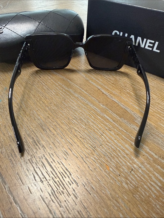 CHANEL Black Oversized Square Women\'s Sunglasses main image 7